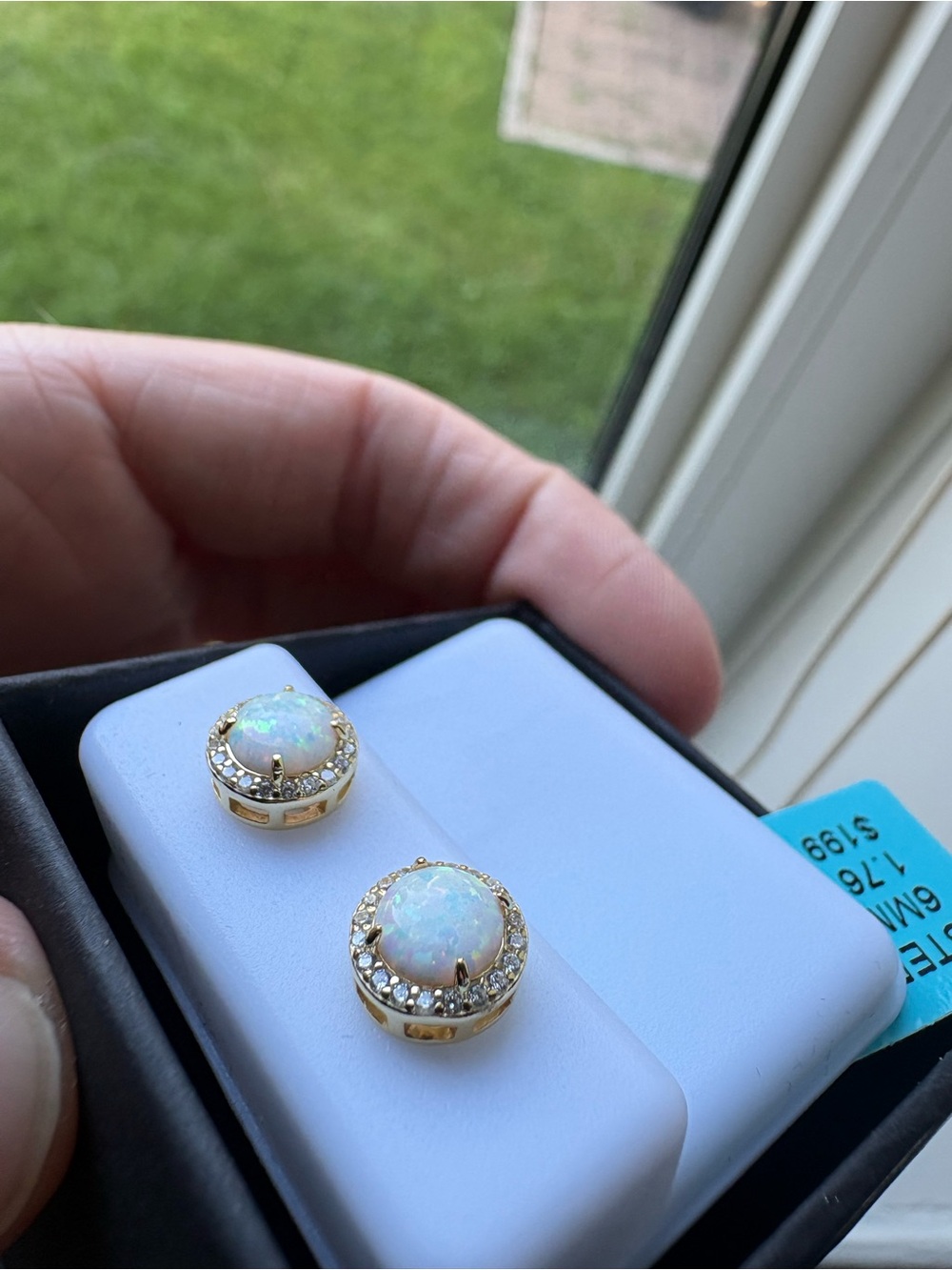 White opal earrings 1,76 carats 6mm